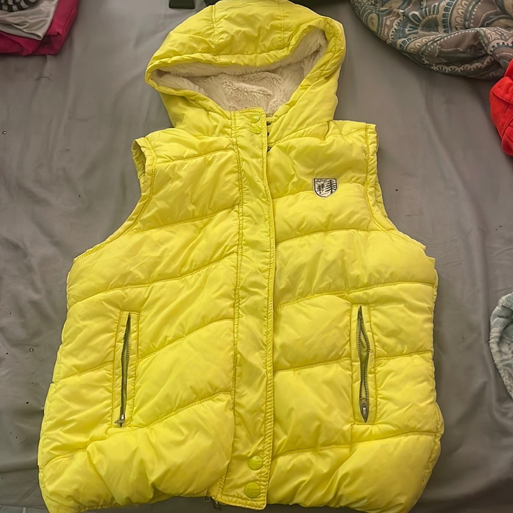 AMERICAN EAGLE 🦅 YELLOW VEST!